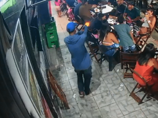 Homem é morto a tiros na frente de bar lotado na Serra; vídeo